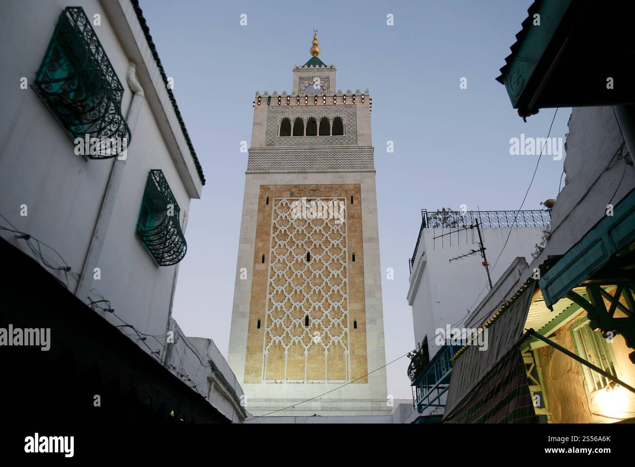 La moschea Ez Zitouna o al Zaytuna nella Medina della città Vecchia di Tunisi nel nord della Tunisia in Nord Africa, Tunisia, Sidi Bou Sair, marzo 2009. Foto Stock