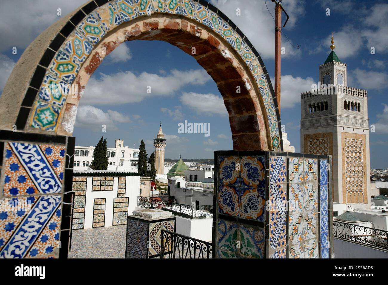 La moschea Ez Zitouna o al Zaytuna nella Medina della città Vecchia di Tunisi nel nord della Tunisia in Nord Africa, Tunisia, Sidi Bou Sair, marzo 2009. Foto Stock
