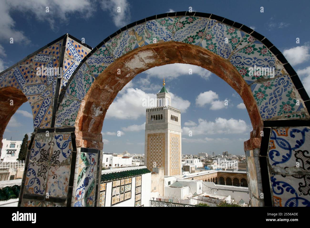 La moschea Ez Zitouna o al Zaytuna nella Medina della città Vecchia di Tunisi nel nord della Tunisia in Nord Africa, Tunisia, Sidi Bou Sair, marzo 2009. Foto Stock