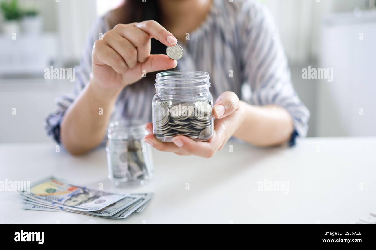 Concetto di risparmio di denaro donna finanziaria accatastare a mano monete banconote in denaro attività in crescita. denaro contante in banconote in dollari Foto Stock