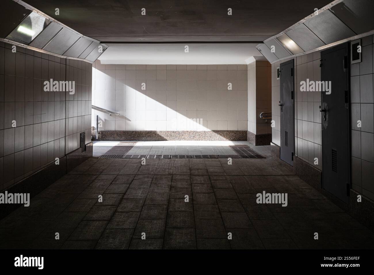 Sottopassaggio di strada vuota illuminato dal sole nella città di Mosca Foto Stock