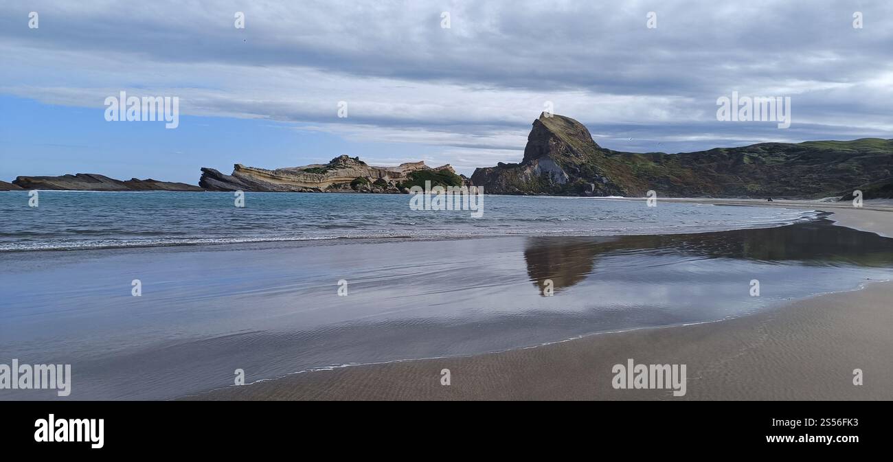 Barche a vela e costa al Monte Maunganui Foto Stock