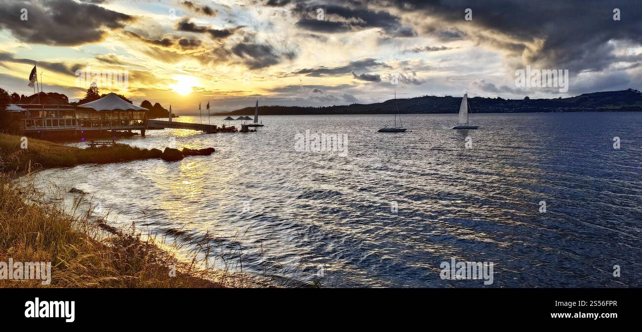 Tramonto panoramico sul lago Taupo in nuova Zelanda. Catturato durante il viaggio di ritorno a Wellington da Tauranga. Foto Stock