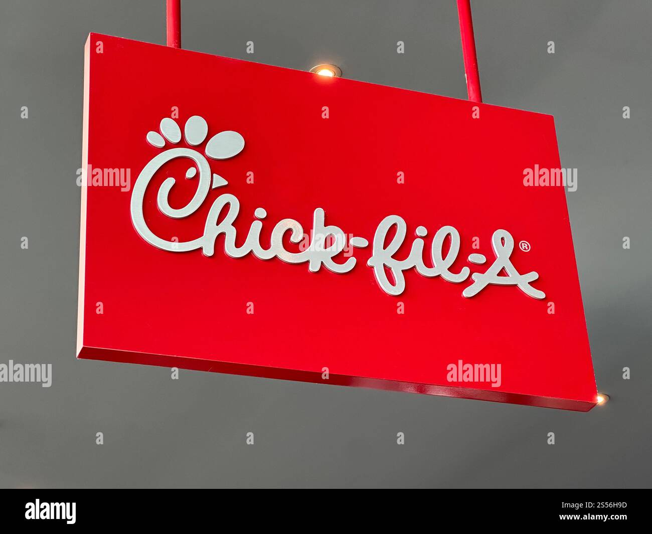 New Orleans, Louisiana / USA - 26 dicembre 2024: Un cartello di un ristorante della catena di fast food Chick-fil-A viene mostrato da vicino in un'area ristoro. - Immagine stock catturata con smartphone