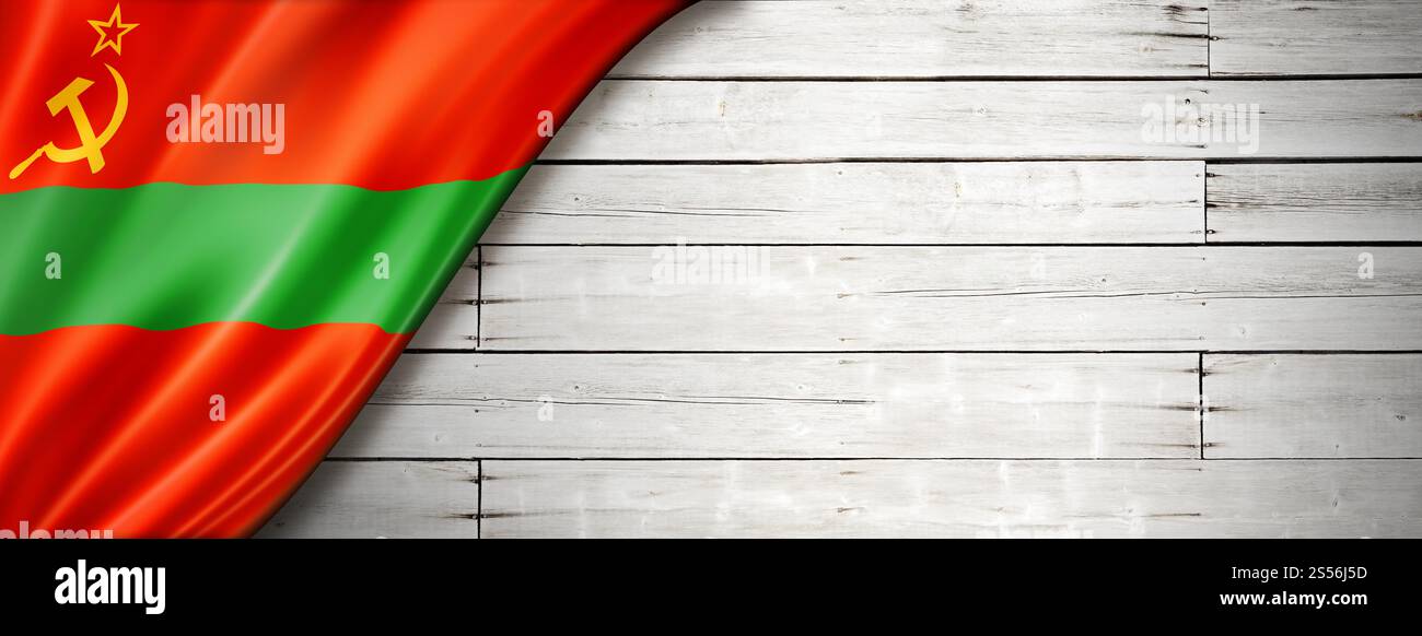 Bandiera di Stato della Transnistria sul vecchio muro bianco. Striscione panoramico orizzontale. Bandiera della Transnistria sul vecchio stendardo bianco Foto Stock
