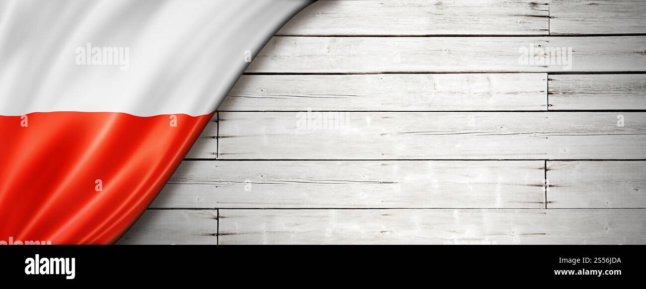 Bandiera della Polonia sul vecchio muro bianco. Striscione panoramico orizzontale. Bandiera polacca sul vecchio stendardo bianco Foto Stock