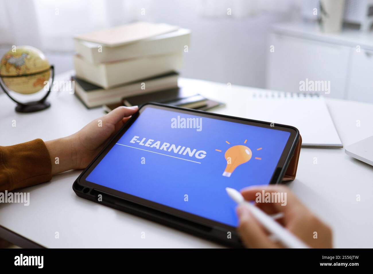 Concetto di e-learning con sito Web su tablet. Istruzione Internet tecnologia Web Online Foto Stock