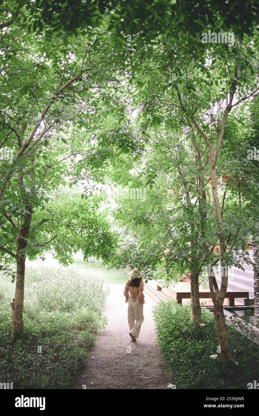 Tour di viaggio asiatico felice in vacanza estate turista Teenon Vista di sfondo viaggio turistico concetto di turismo. Viaggiatore con vista sul retro Foto Stock