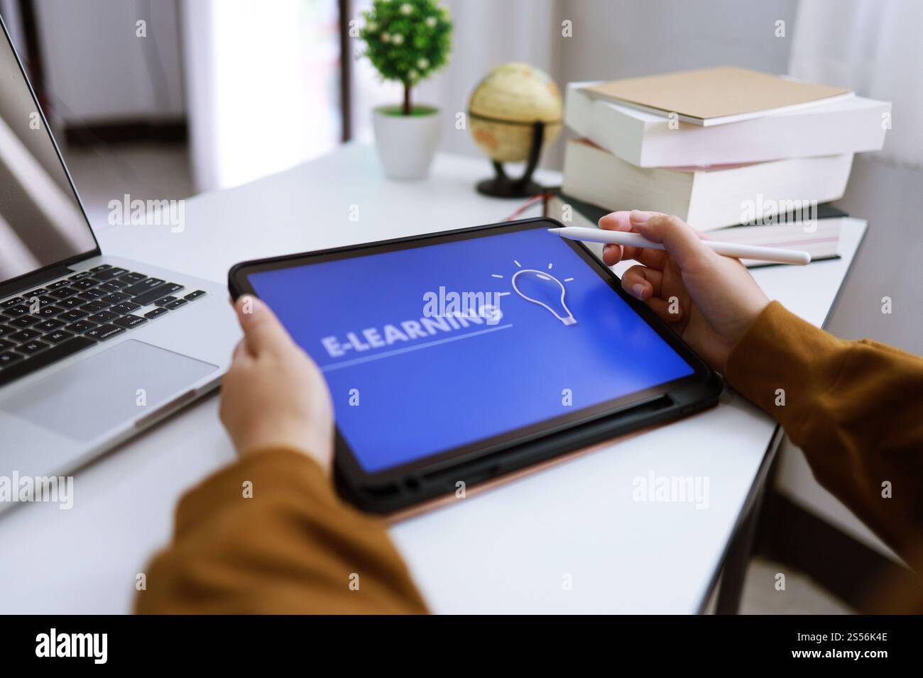 Concetto di e-learning con sito Web su tablet. Istruzione Internet tecnologia Web Online Foto Stock