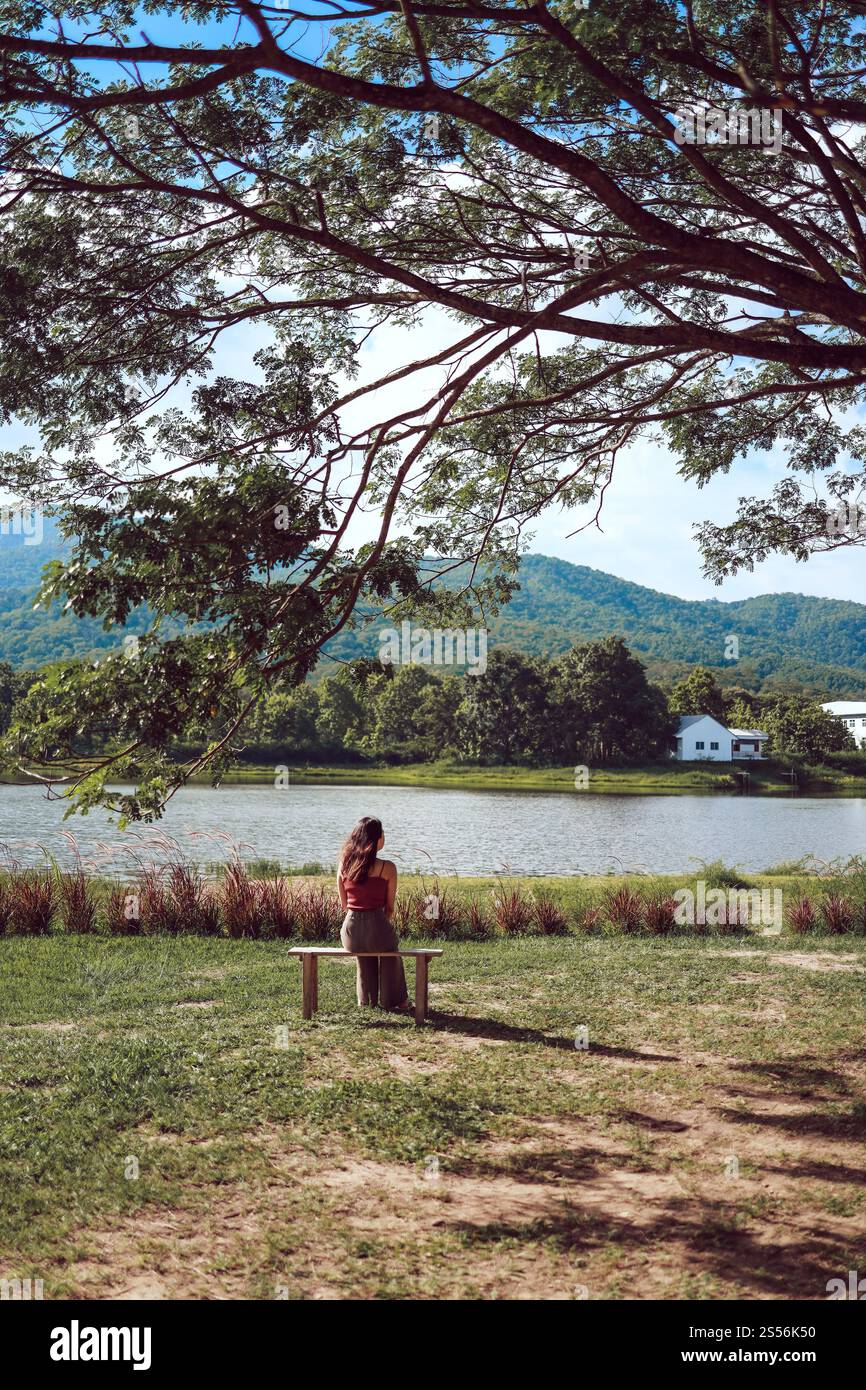 Viaggiatore che guarda indietro la natura incontaminata e minimale viaggiatore Teen Tourist Visiting Trip Vacation Concept Foto Stock
