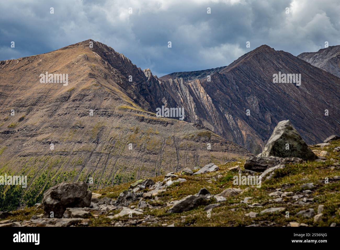 Fantastiche vedute delle montagne al Ptarmigan Cirque, nella regione Kananaskis dell'Alberta, in Canada Foto Stock