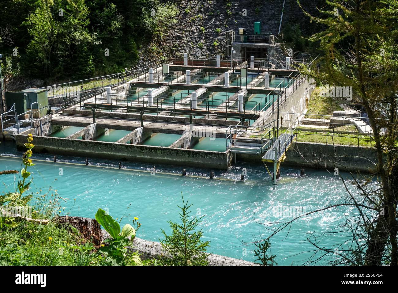 Centrale idroelettrica sul fiume Doron nella valle del Parco nazionale della Vanoise, alpi francesi. Centrale idroelettrica sul fiume Doron nella Vanoise National Foto Stock