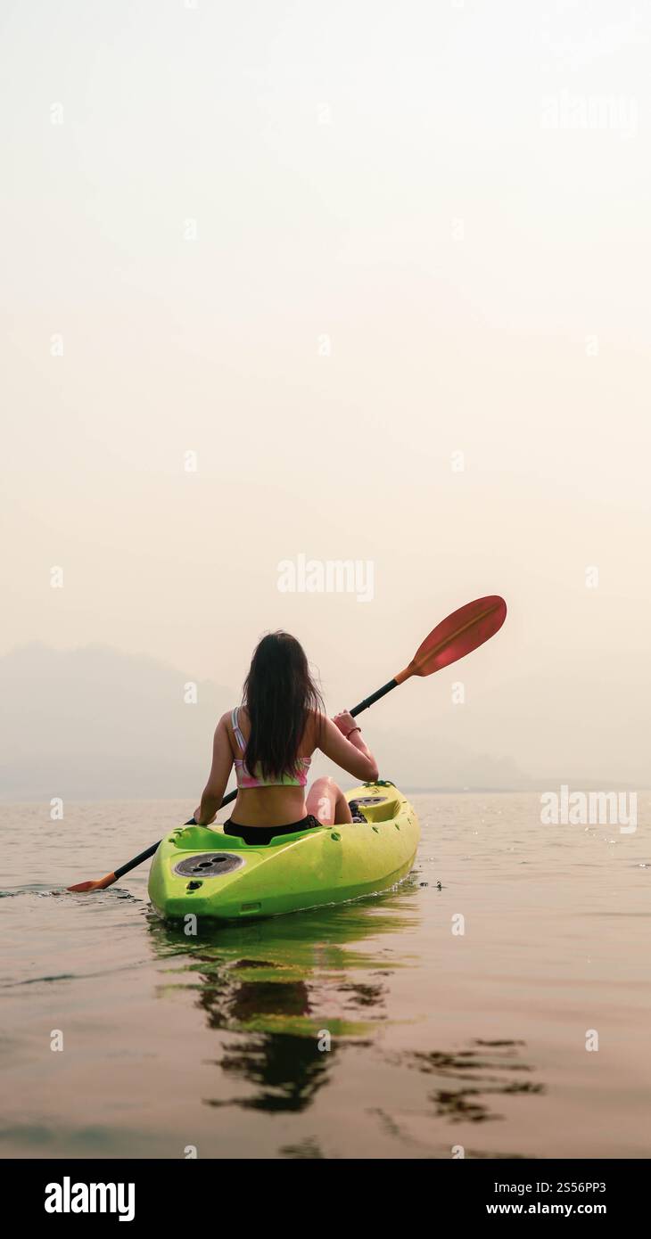 Kayak sport acquatici sul lago. Kayak che si godono le bellissime passeggiate all'alba in kayak o canoa nella baia tropicale. rilassati in barca Foto Stock