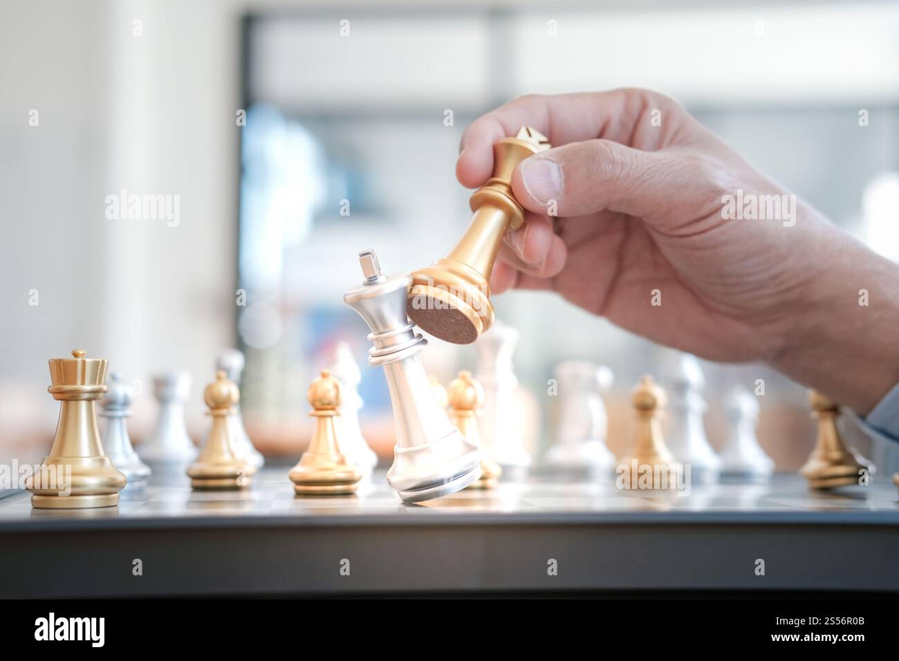 Imprenditore giocare con il gioco di scacchi. successo il concetto di gestione della strategia aziendale e sfida tattica Foto Stock