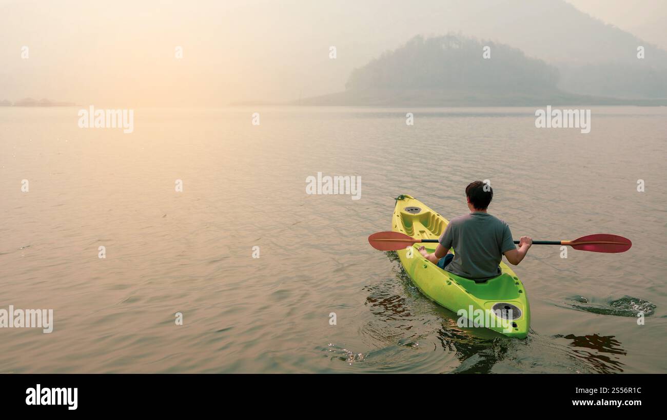Kayak sport acquatici sul lago. Kayak che si godono le bellissime passeggiate all'alba in kayak o canoa nella baia tropicale. rilassati in barca Foto Stock