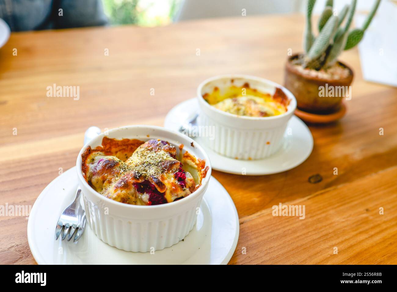 Antipasto vegetariano spinaci al forno con formaggio cibo vegetariano Foto Stock