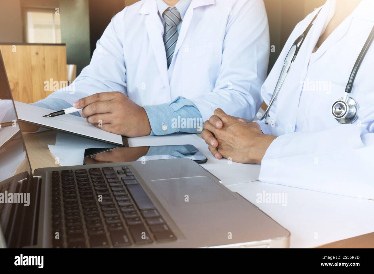 Controllo medico del corpo con stetoscopio. Concetto sanitario e medico. Medico professionista in uniforme camice intervista intervista paziente Foto Stock
