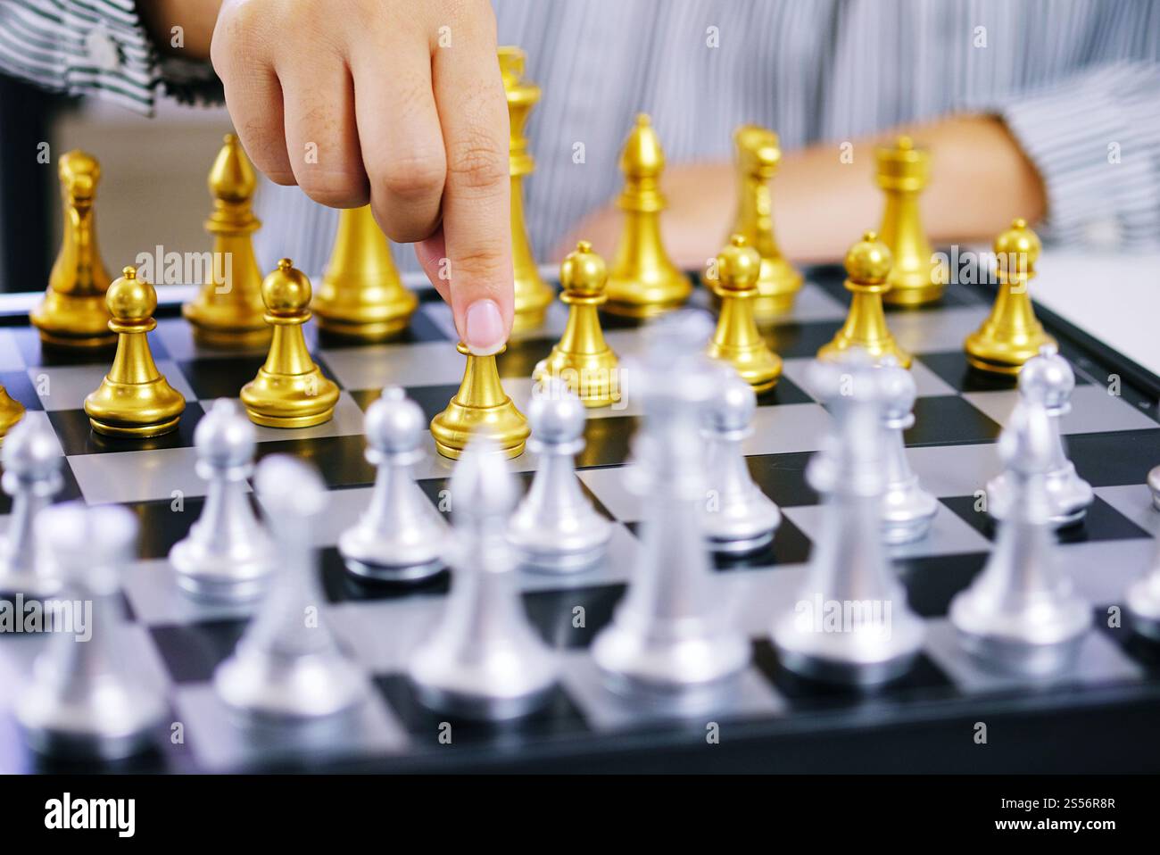 Imprenditore giocare con il gioco di scacchi. successo il concetto di gestione della strategia aziendale e sfida tattica Foto Stock