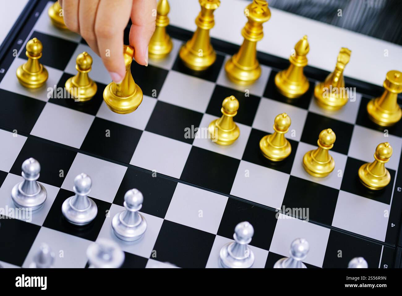 Imprenditore giocare con il gioco di scacchi. successo il concetto di gestione della strategia aziendale e sfida tattica Foto Stock