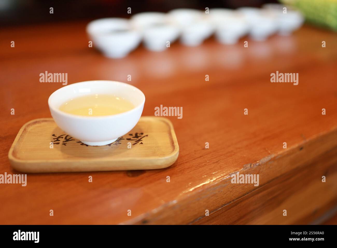 Tè biologico. Tazza di tè verde sulla scrivania bianca. Foto Stock