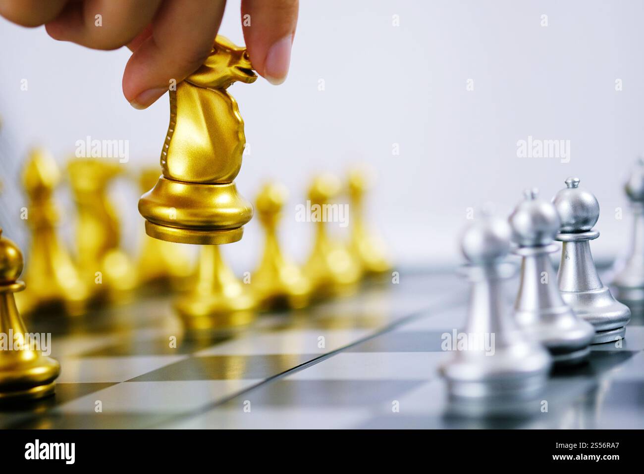 Imprenditore giocare con il gioco di scacchi. successo il concetto di gestione della strategia aziendale e sfida tattica Foto Stock