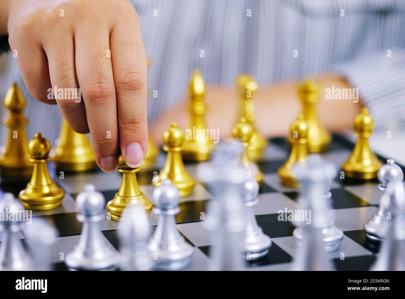 Imprenditore giocare con il gioco di scacchi. successo il concetto di gestione della strategia aziendale e sfida tattica Foto Stock