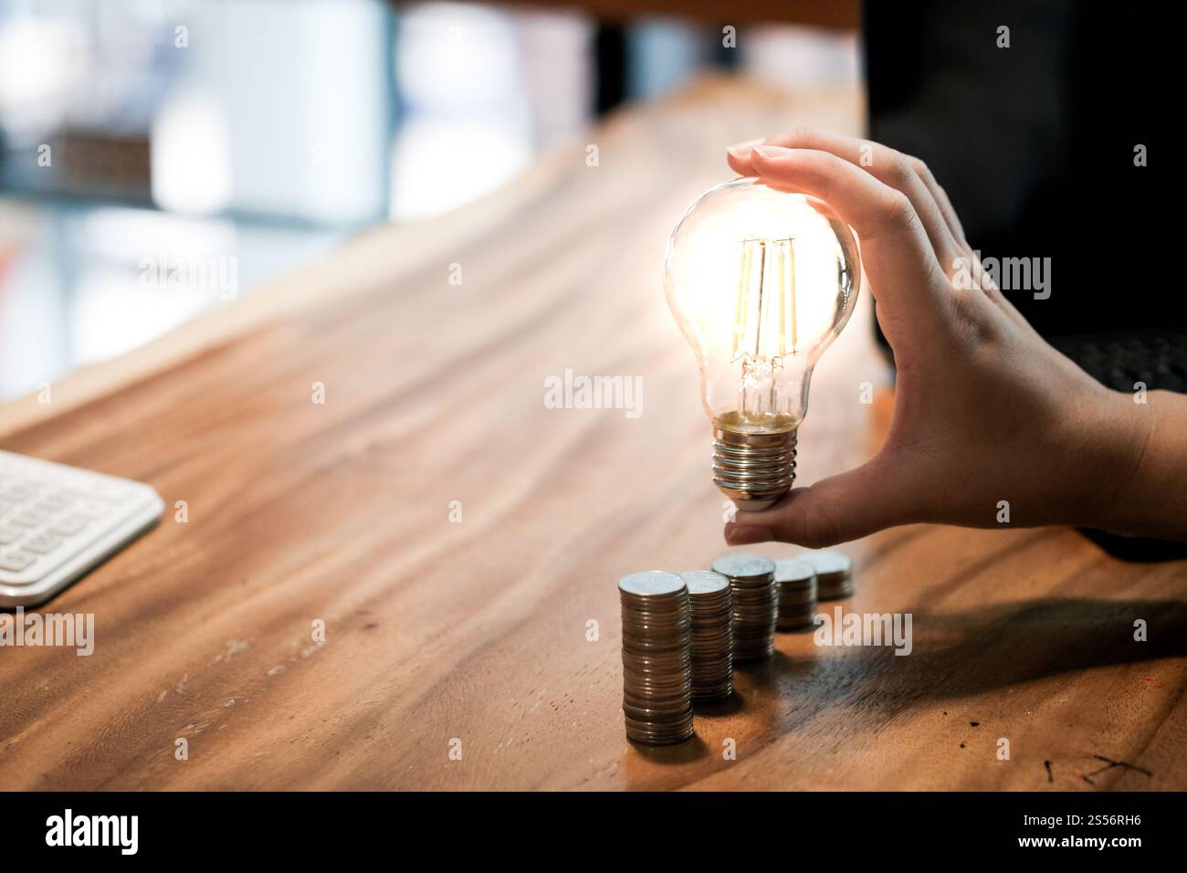 Idea risparmio monete con lampadina per investimento idea concetto e innovazione Foto Stock