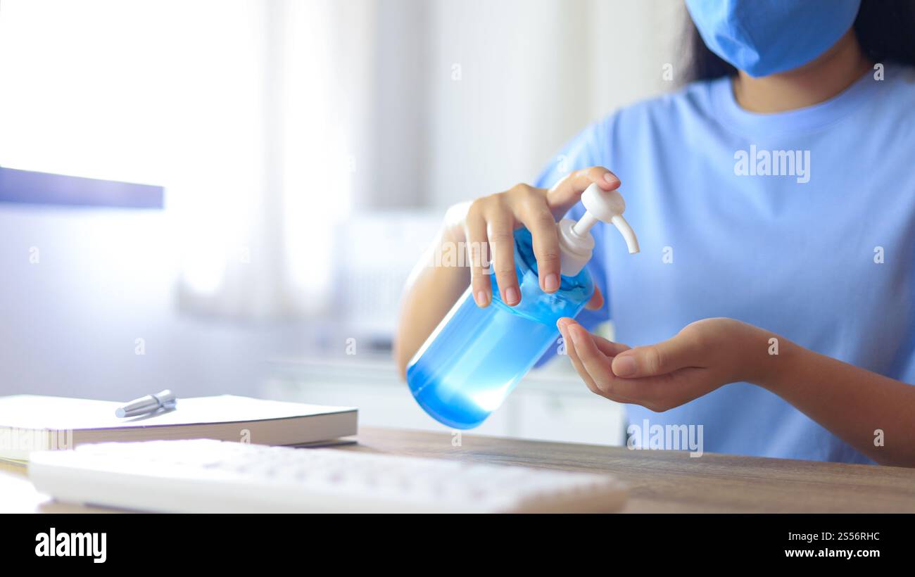 Mano applicazione di gel alcool igienizzante liquido mani di pulizia per prevenire la Corona virus covid-19. Gel di alcool igienizzante per mani donna per l'igiene delle mani Foto Stock