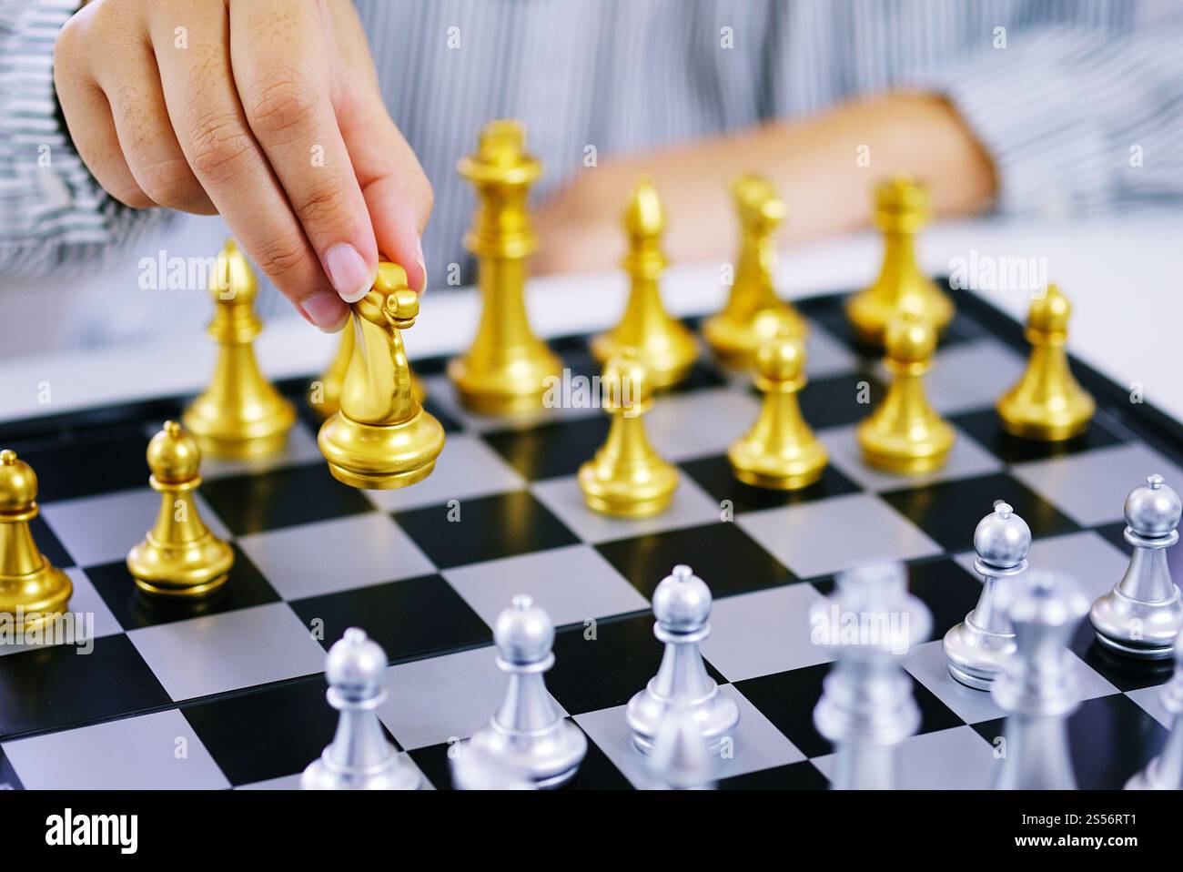 Imprenditore giocare con il gioco di scacchi. successo il concetto di gestione della strategia aziendale e sfida tattica Foto Stock