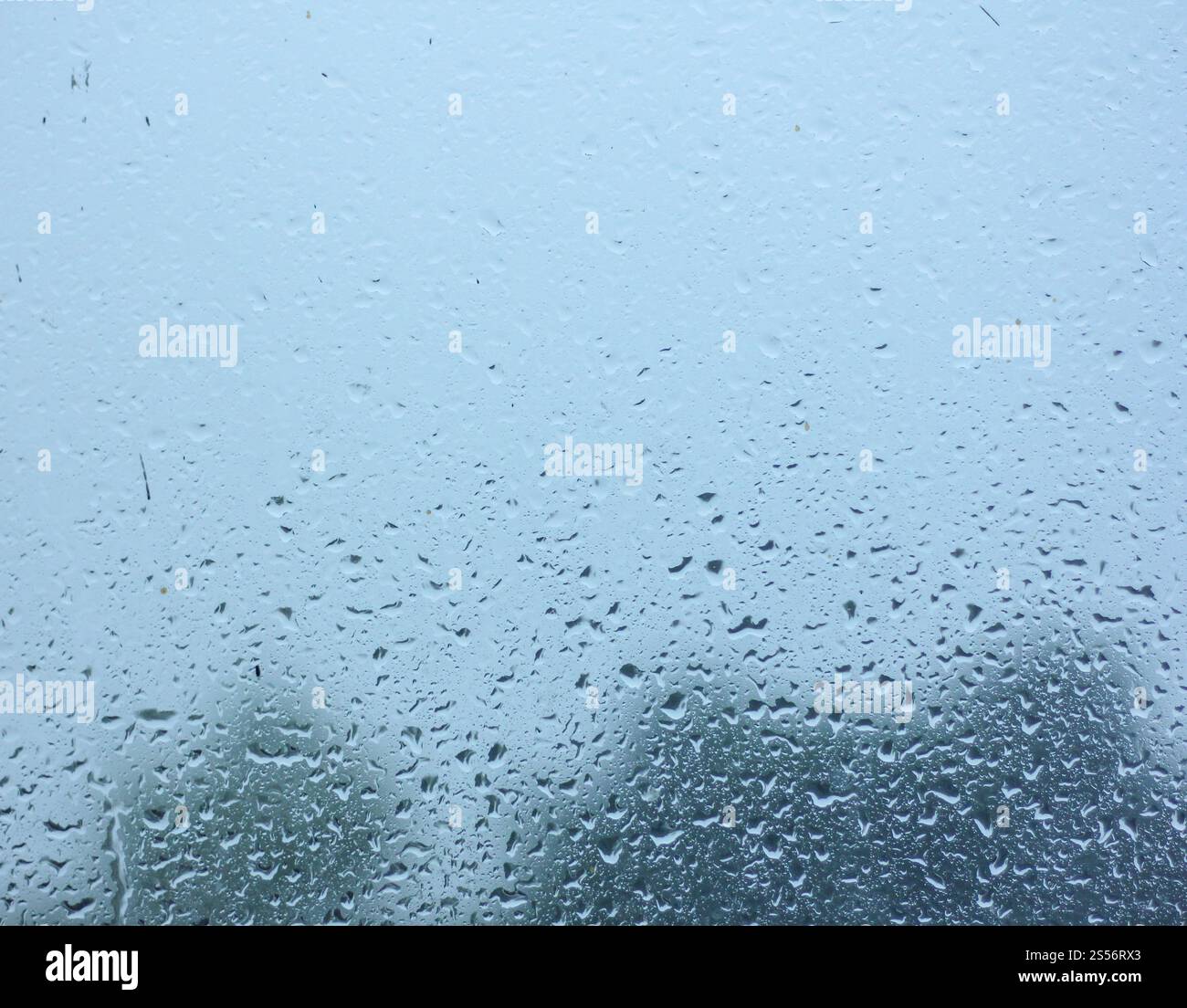 La pioggia goccia d'acqua sul vetro della finestra Foto Stock
