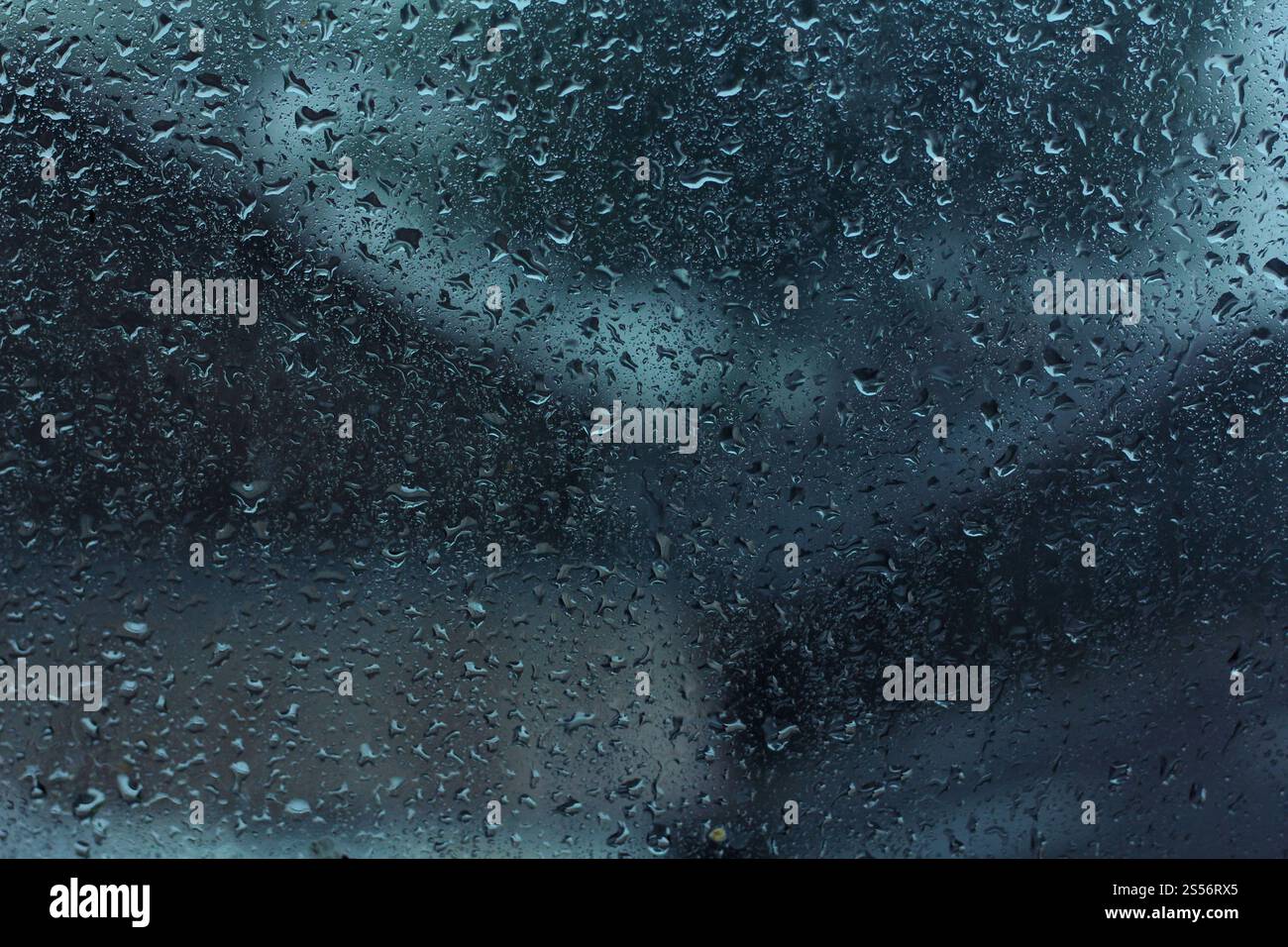 La pioggia goccia d'acqua sul vetro della finestra Foto Stock