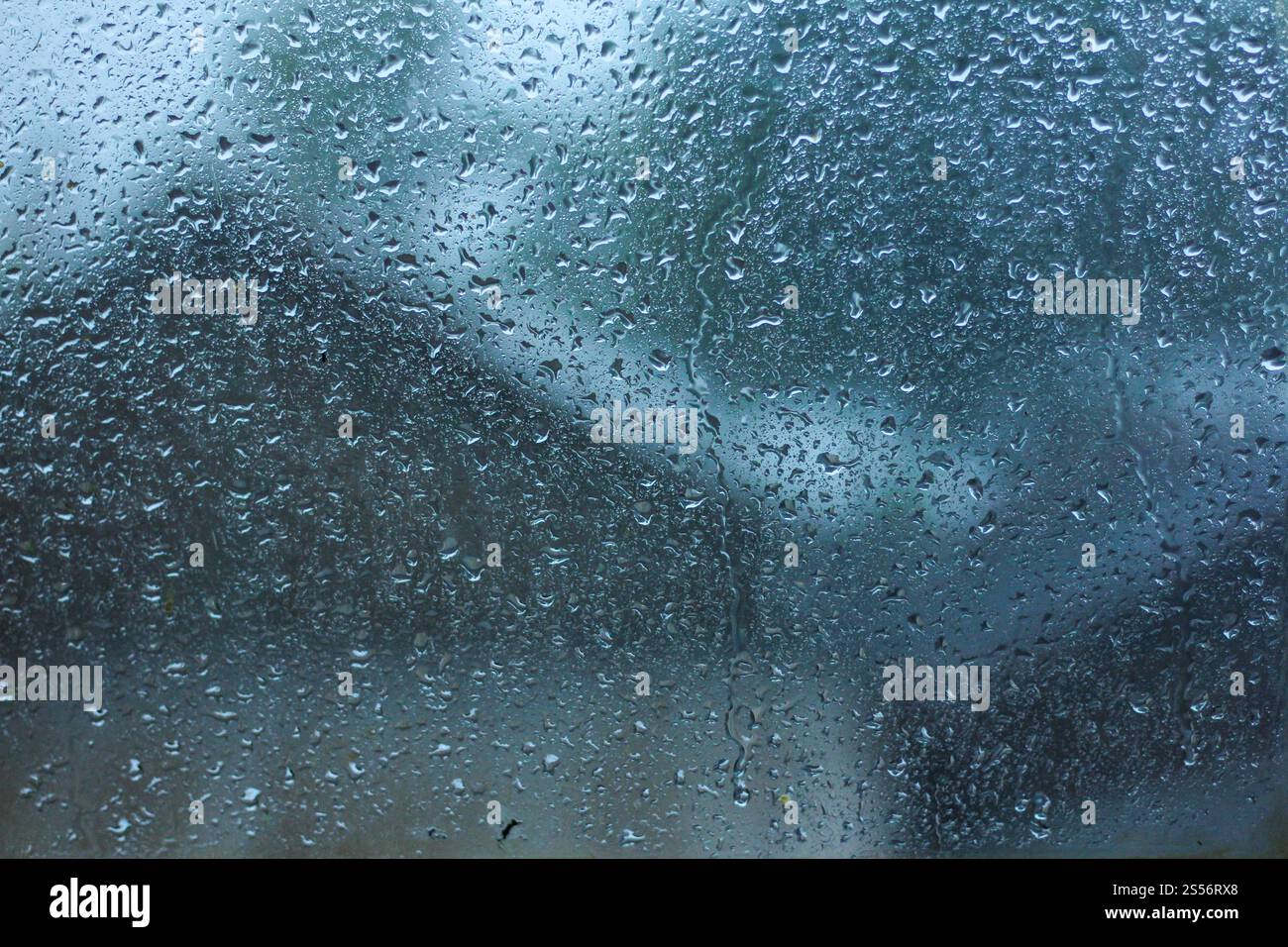 La pioggia goccia d'acqua sul vetro della finestra Foto Stock