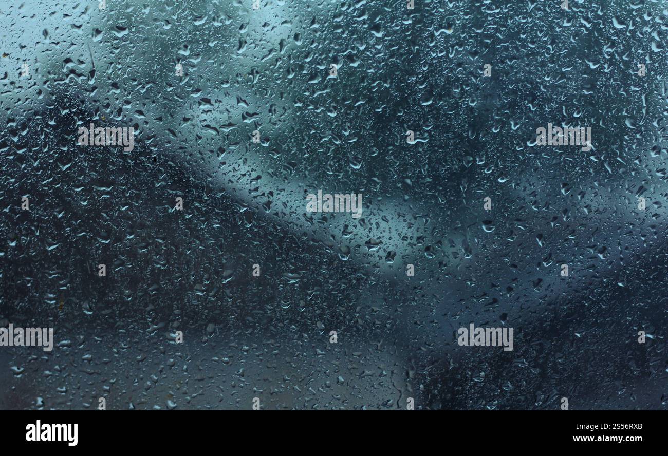 La pioggia goccia d'acqua sul vetro della finestra Foto Stock