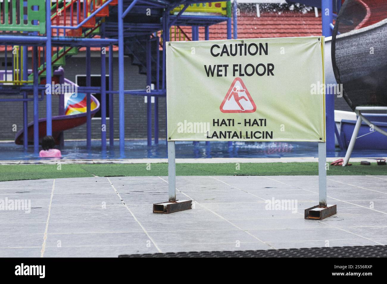 cartello con il pavimento bagnato sulla piscina Foto Stock