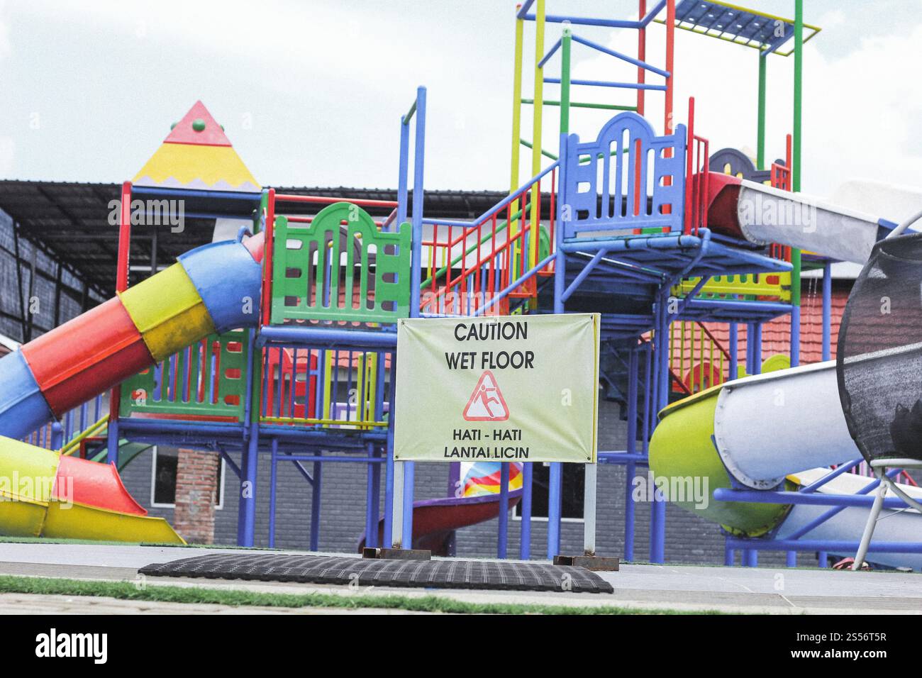 cartello con il pavimento bagnato sulla piscina Foto Stock