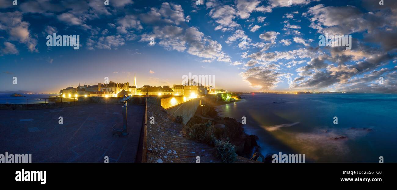Saint-Malo vecchia città fortificata storica-vista notturna fortezza (la Ville Intra-Muros, Francia). Foto Stock
