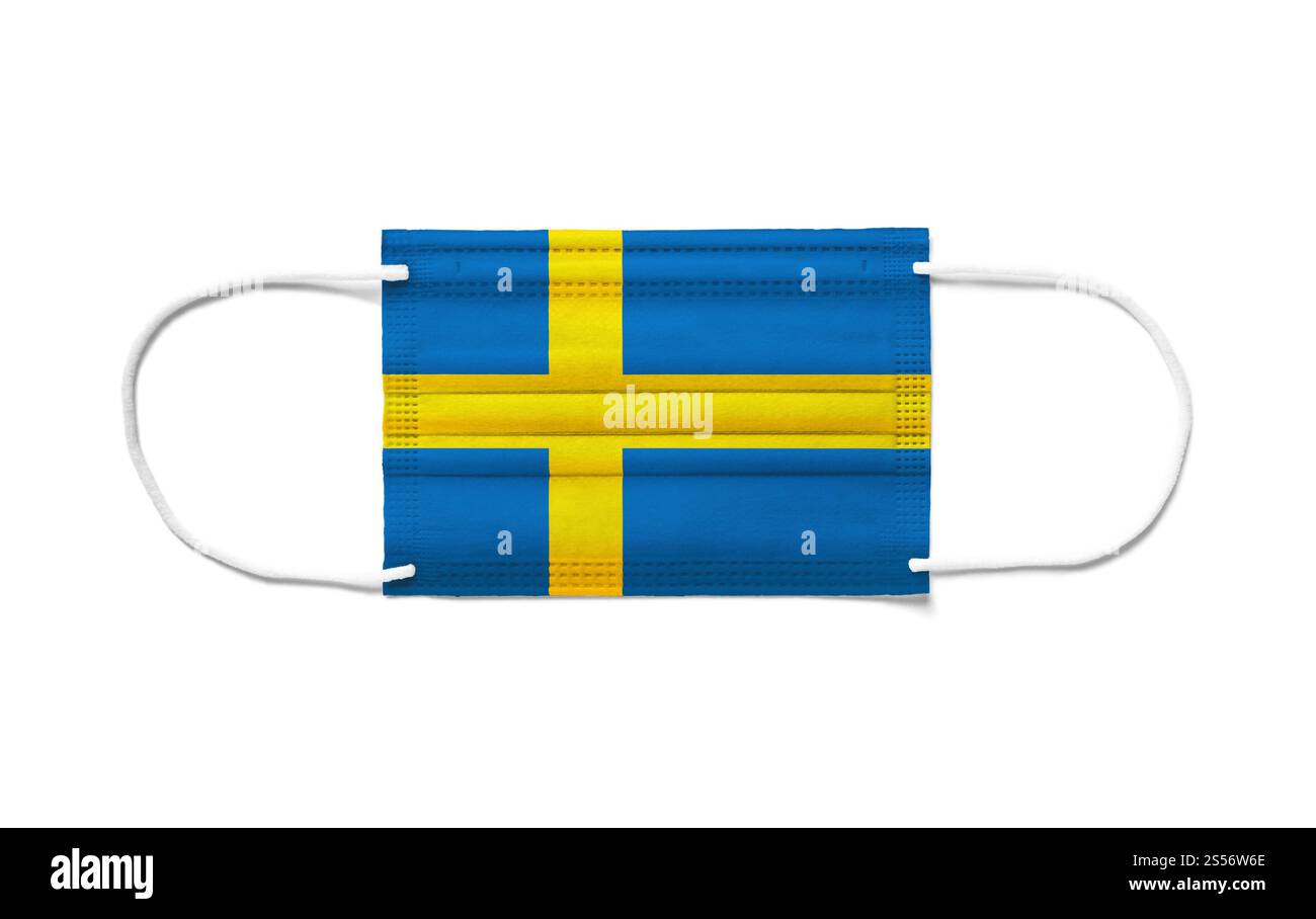 Bandiera della Svezia su una maschera chirurgica monouso. Sfondo bianco isolato. Bandiera della Svezia su una maschera chirurgica monouso. Sfondo bianco Foto Stock