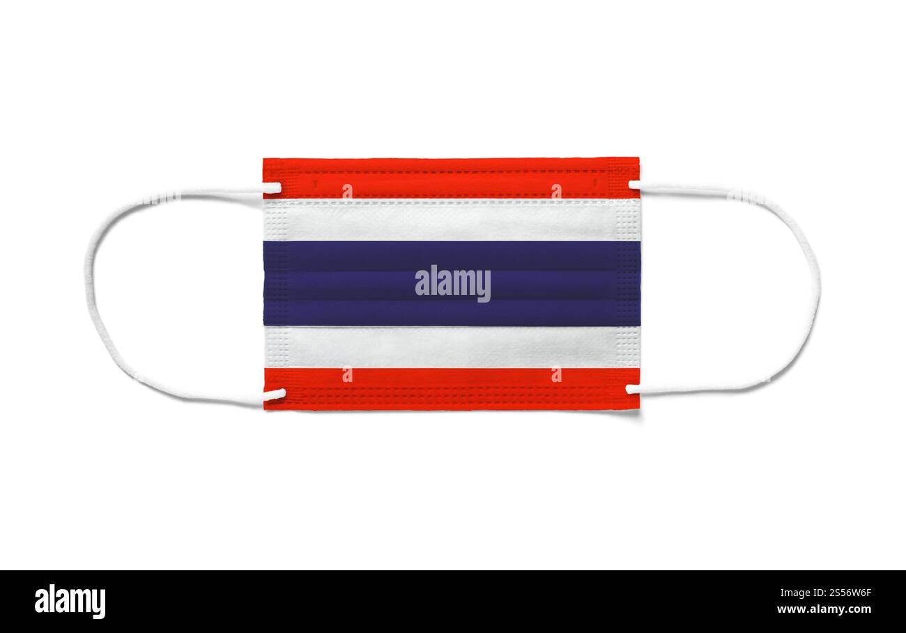 Bandiera della Thailandia su una maschera chirurgica monouso. Sfondo bianco isolato. Bandiera della Thailandia su una maschera chirurgica monouso. Sfondo bianco Foto Stock