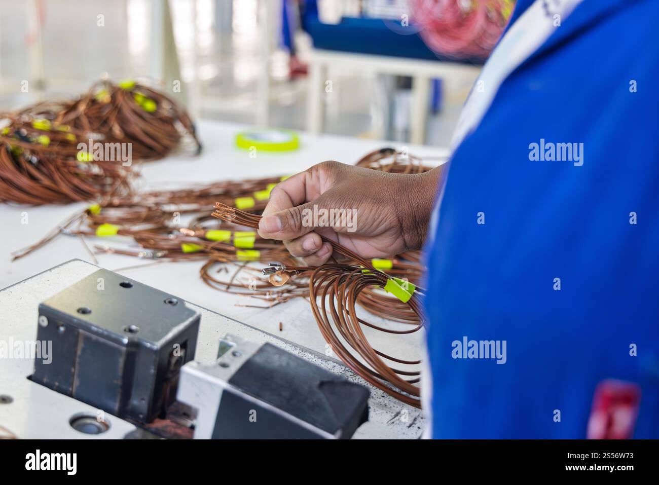 cavi del cablaggio dell'automobile, pannello di fabbrica del cablaggio dell'auto, fabbrica di cablaggi elettrici dell'automobile, mani africane dell'uomo Foto Stock