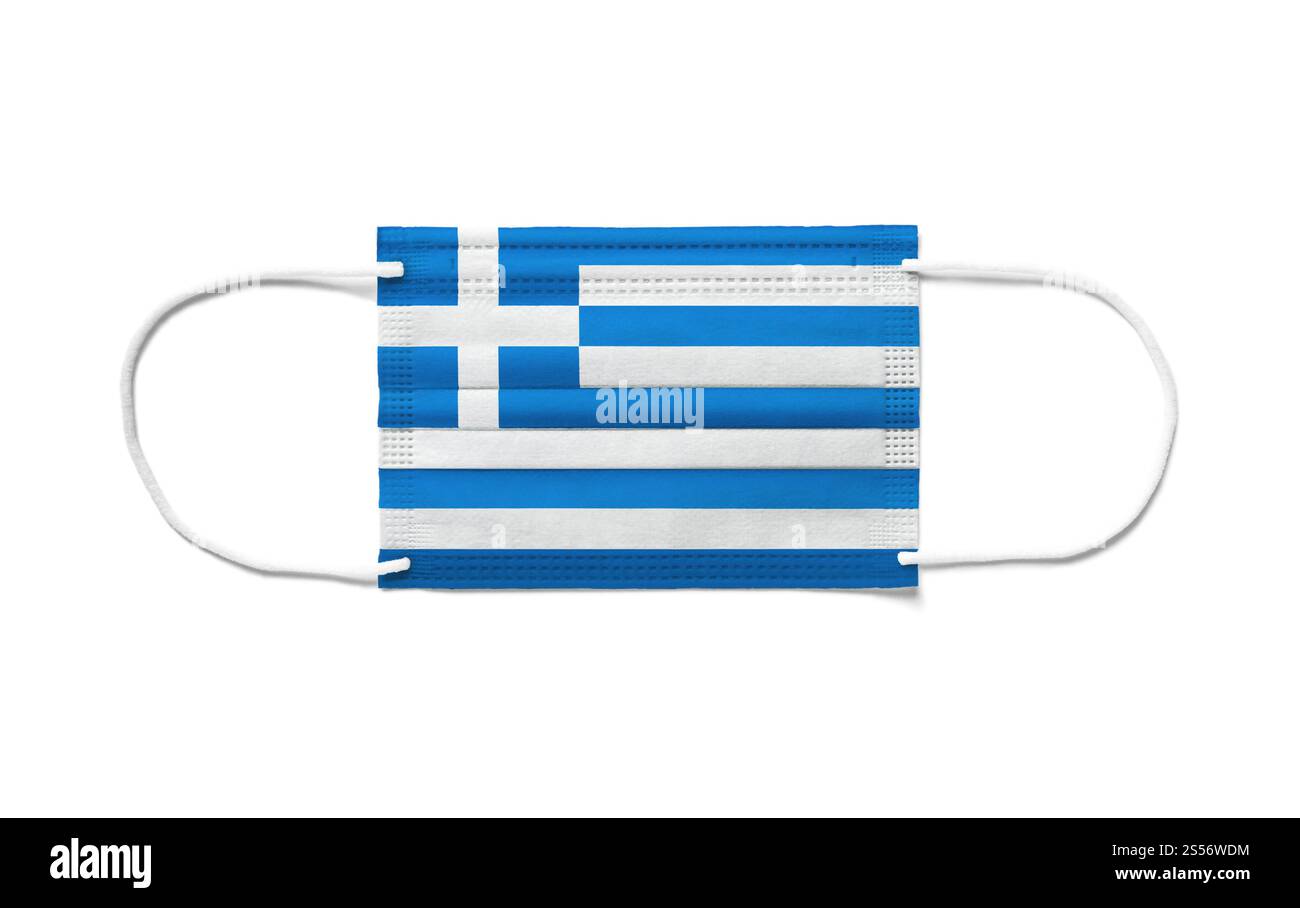 Bandiera della Grecia su una maschera chirurgica usa e getta. Sfondo bianco isolato. Bandiera della Grecia su una maschera chirurgica usa e getta. Sfondo bianco Foto Stock