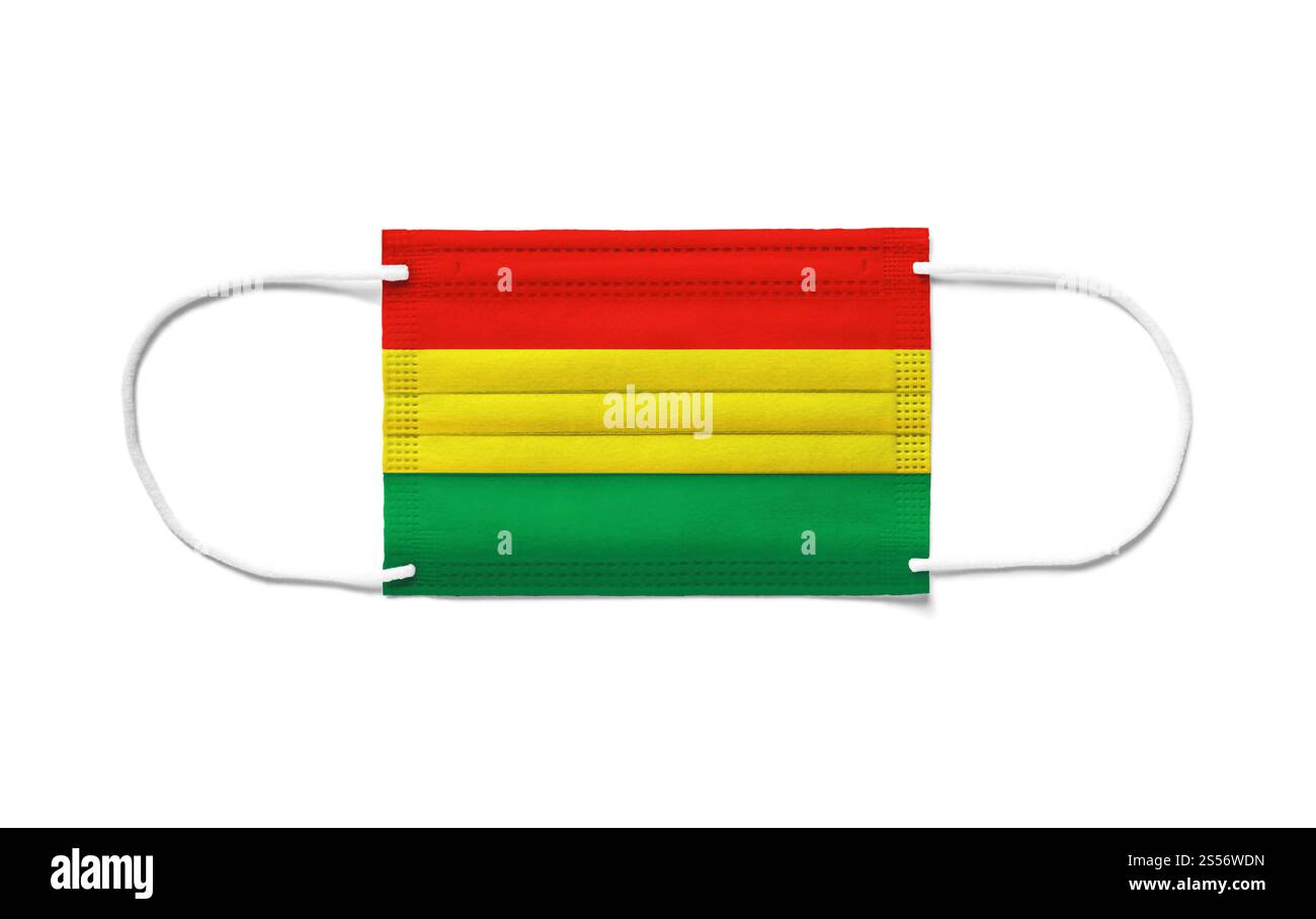 Bandiera della Bolivia su una maschera chirurgica monouso. Sfondo bianco isolato. Bandiera della Bolivia su una maschera chirurgica monouso. Sfondo bianco Foto Stock