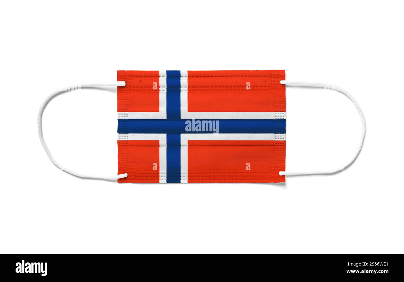 Bandiera della Norvegia su una maschera chirurgica monouso. Sfondo bianco isolato. Bandiera della Norvegia su una maschera chirurgica monouso. Sfondo bianco Foto Stock