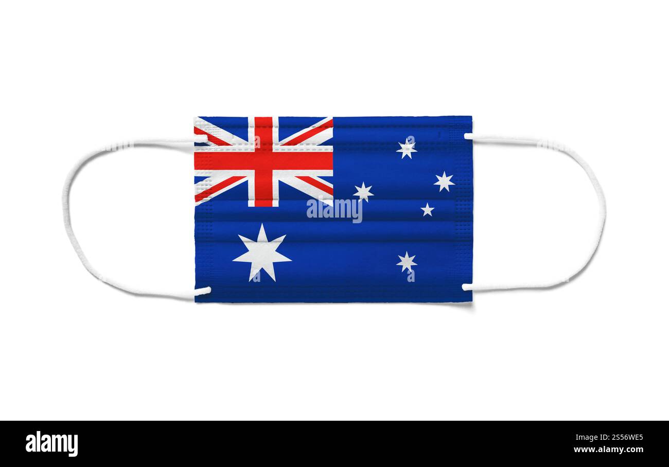 Bandiera dell'Australia su una maschera chirurgica monouso. Sfondo bianco isolato. Bandiera dell'Australia su una maschera chirurgica monouso. Sfondo bianco Foto Stock