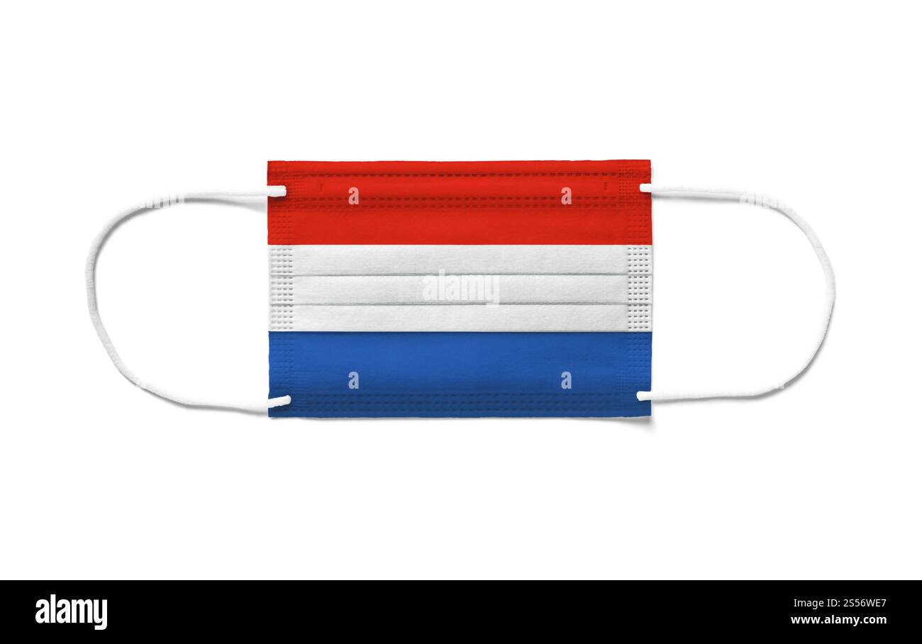 Bandiera dei Paesi Bassi su una maschera chirurgica monouso. Sfondo bianco isolato. Bandiera dei Paesi Bassi su una maschera chirurgica monouso. Sfondo bianco Foto Stock