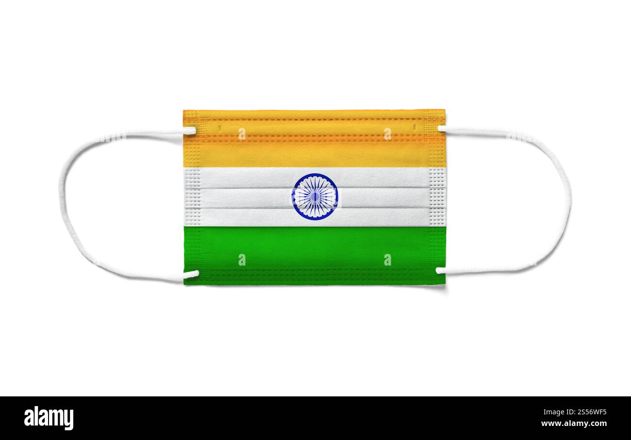 Bandiera dell'India su una maschera chirurgica monouso. Sfondo bianco isolato. Bandiera dell'India su una maschera chirurgica monouso. Sfondo bianco Foto Stock
