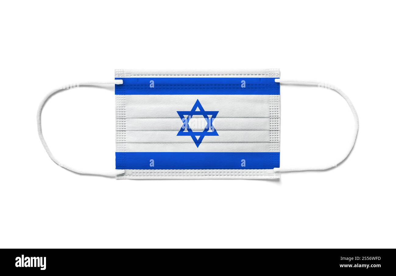 Bandiera di Israele su una maschera chirurgica monouso. Sfondo bianco isolato. Bandiera di Israele su una maschera chirurgica monouso. Sfondo bianco Foto Stock