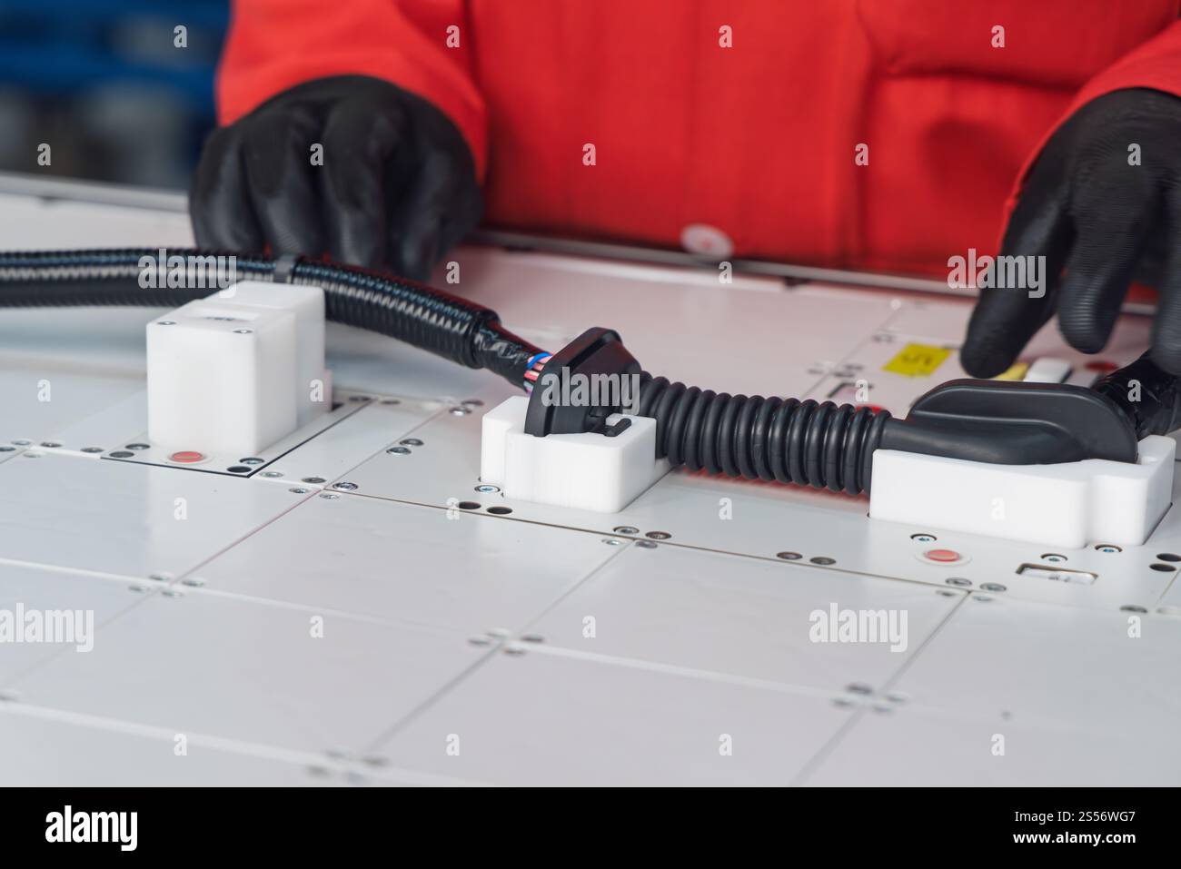 cablaggio automatico pannello di fabbrica, fabbrica di cablaggi elettrici per auto, pannello con fili tubi e connettori, lavoratore afroamericano Foto Stock