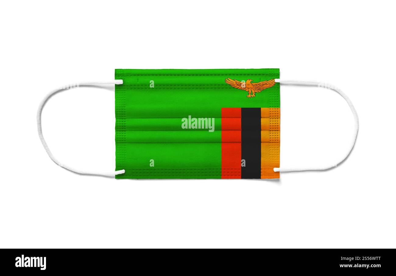 Bandiera dello Zambia su una maschera chirurgica monouso. Sfondo bianco isolato. Bandiera dello Zambia su una maschera chirurgica monouso. Sfondo bianco Foto Stock