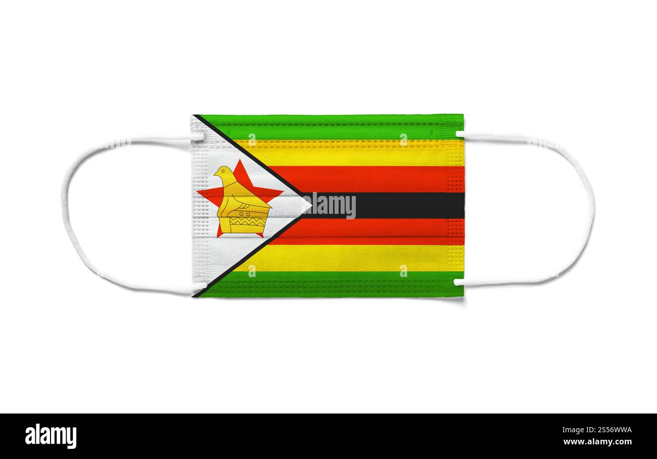 Bandiera dello Zimbabwe su una maschera chirurgica monouso. Sfondo bianco isolato. Bandiera dello Zimbabwe su una maschera chirurgica monouso. Sfondo bianco Foto Stock