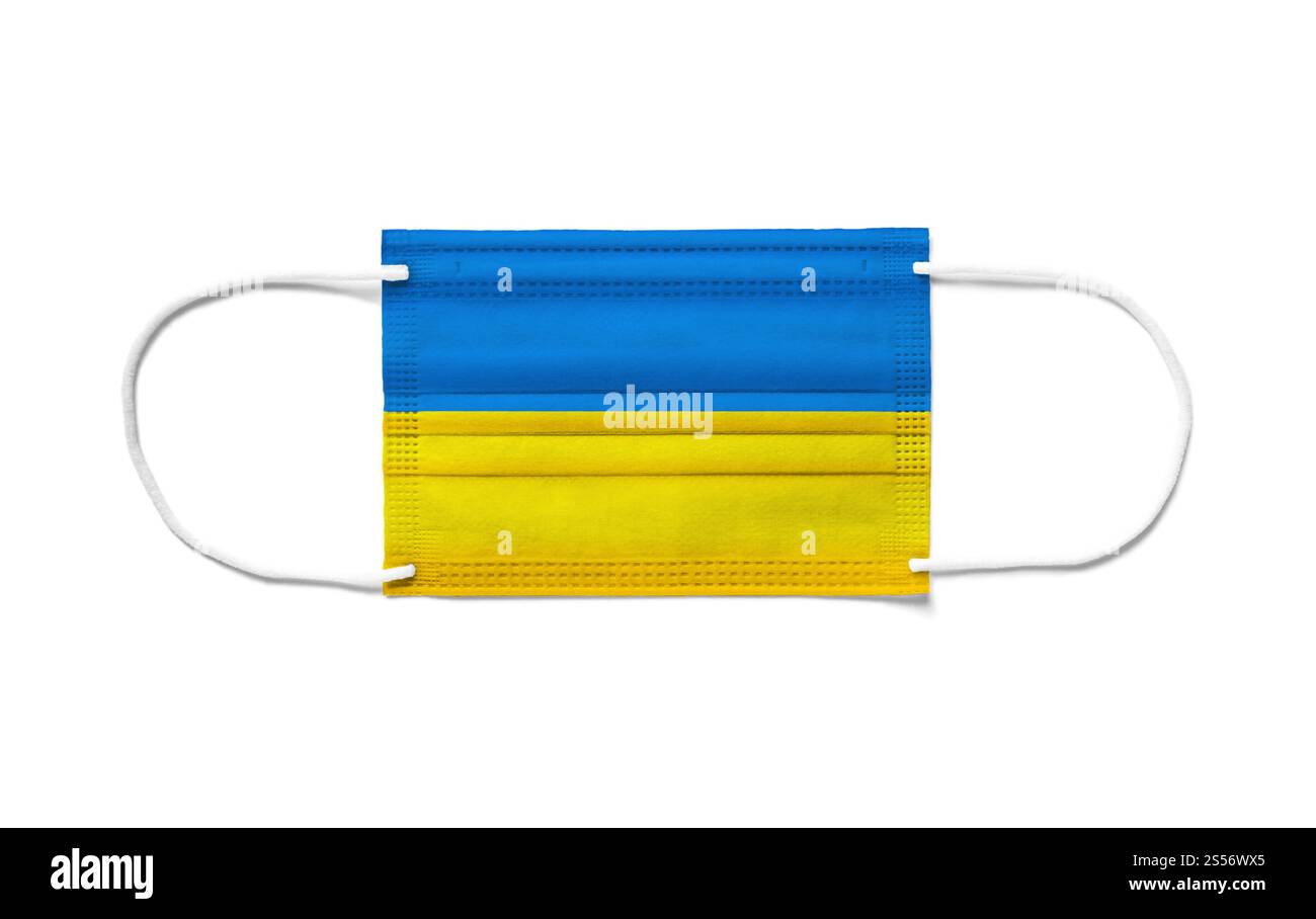 Bandiera dell'Ucraina su una maschera chirurgica monouso. Sfondo bianco isolato. Bandiera dell'Ucraina su una maschera chirurgica monouso. Sfondo bianco Foto Stock